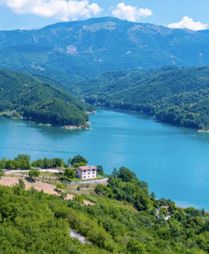 Il Lago del Salto offre decine d'insenature simili, o anche più strette, che tanto somigliano ai fiordi (foto Shutterstock)
