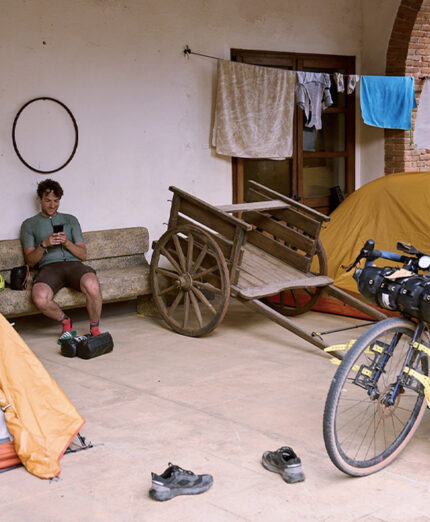 Un'immagine che vale più di 100 parole. Si dorme nella tradizione: la tenda, un portico, un carretto...