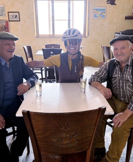 Shardana vuol dire anche incontrarsi, con gli altri ciclisti e con la gente del posto