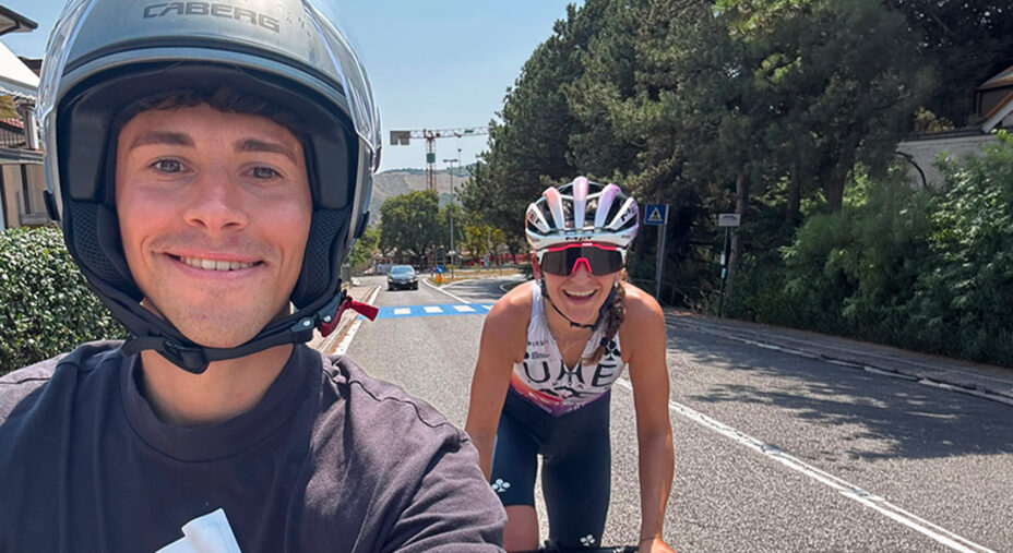 Quando non pedala con la compagna Eleonora Gasparrini, Kevin colleoni la aiuta negli allenamenti dietro moto