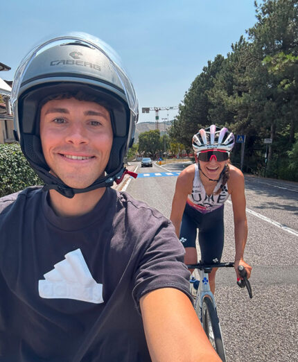 Quando non pedala con la compagna Eleonora Gasparrini, Kevin colleoni la aiuta negli allenamenti dietro moto