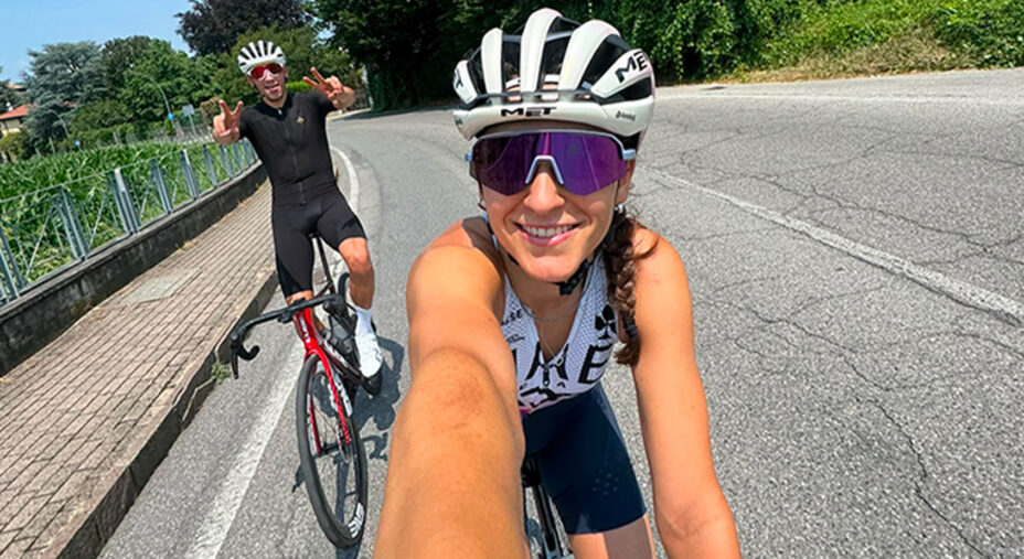 E' stata la sua compagna Eleonora, che corre nel Team UAE a spingere Kevin a risalire in sella