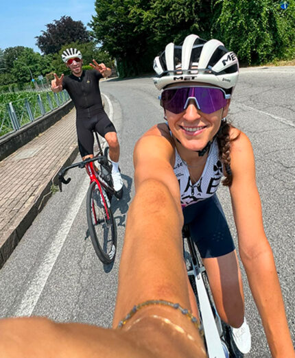 E' stata la sua compagna Eleonora, che corre nel Team UAE a spingere Kevin a risalire in sella