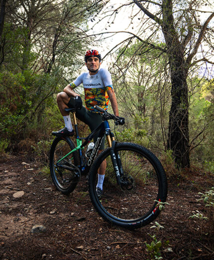Siamo sugli sterrati in cui Miguel Luis Mate, professionista dal 2008 al 2024, è cresciuto sulla mountain bike (@fofilms.es)