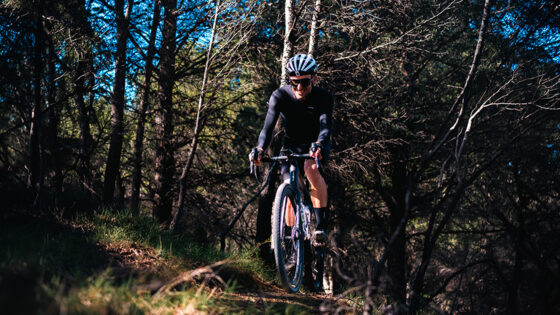Il percorso tracciato da Mate è tecnico e scorrevole, in modo da non favorre una bici sull'altra (@fofilms.es)