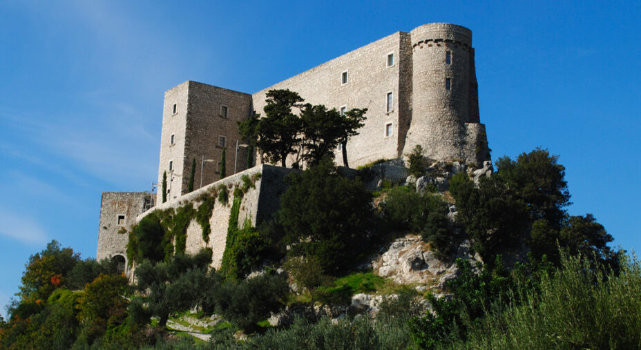 Il castello di Rocca d'Evandro, il borgo da cui la Via delle Sorgenti partirà il 13 settembre (immagine Wikipedia)