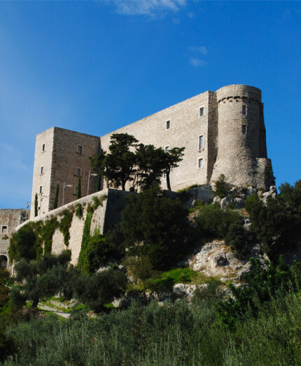 Il castello di Rocca d'Evandro, il borgo da cui la Via delle Sorgenti partirà il 13 settembre (immagine Wikipedia)