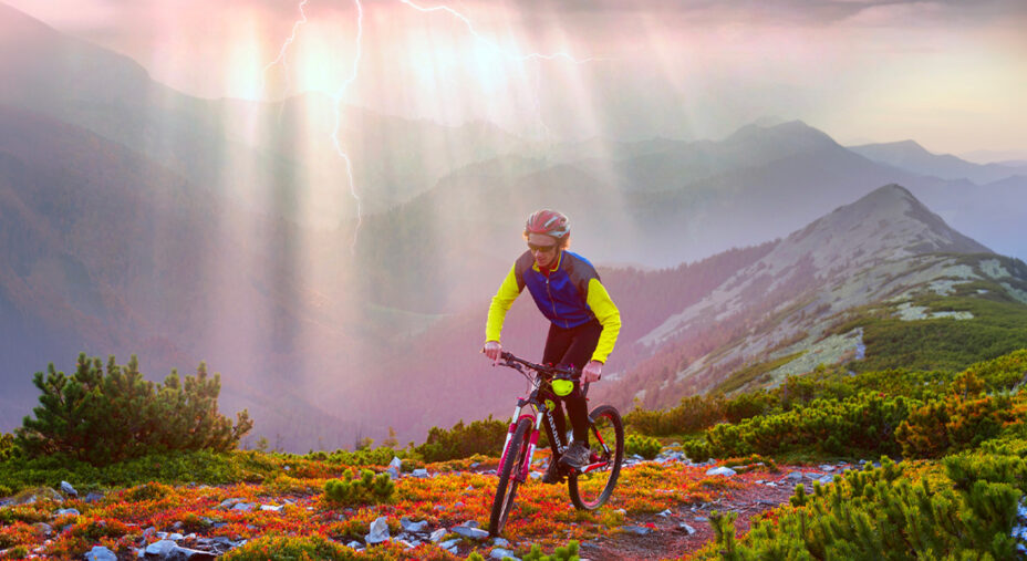 Il fulmine non colpipsce la bicicletta, ma la statura del ciclista che svetta può intercettarne la traiettoria (depositphotos.com)