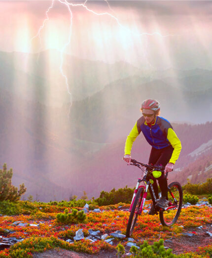 Il fulmine non colpipsce la bicicletta, ma la statura del ciclista che svetta può intercettarne la traiettoria (depositphotos.com)