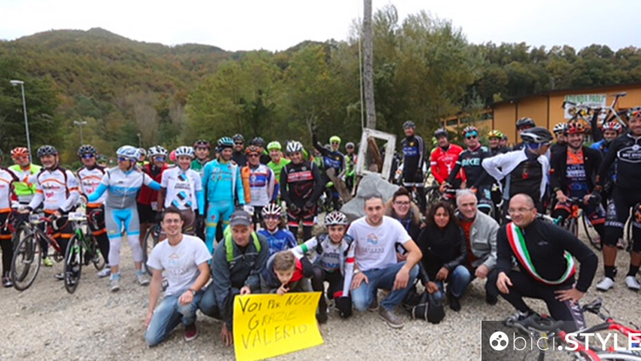 #NoiConVoi2016, foto di gruppo davanti al monumento dei vigili del fuoco dopo il terremoto