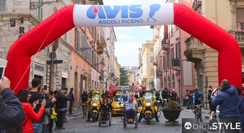 La prima edizione di #NoionVoi2016 si concluse con l'ingreddo del gruppo in PIazza Arringo ad Ascoli Piceno, con circa 725 ciclisti