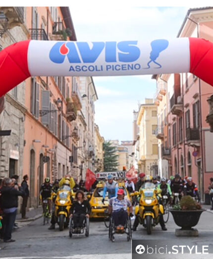 La prima edizione di #NoionVoi2016 si concluse con l'ingreddo del gruppo in PIazza Arringo ad Ascoli Piceno, con circa 725 ciclisti
