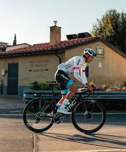 Zi' Martino si trova nel pieno di un comprensorio ciclistico di grandissima ricchezza, che spazia dal mare sino alle strade di Siena