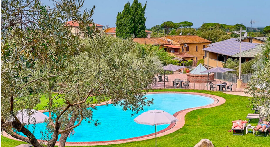 Le camere al pian terreno hanno l'accesso diretto alla piscina e al giardino