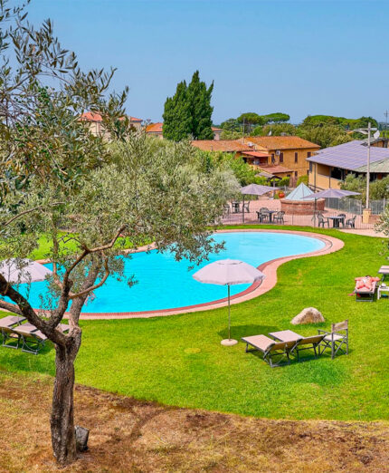 Le camere al pian terreno hanno l'accesso diretto alla piscina e al giardino