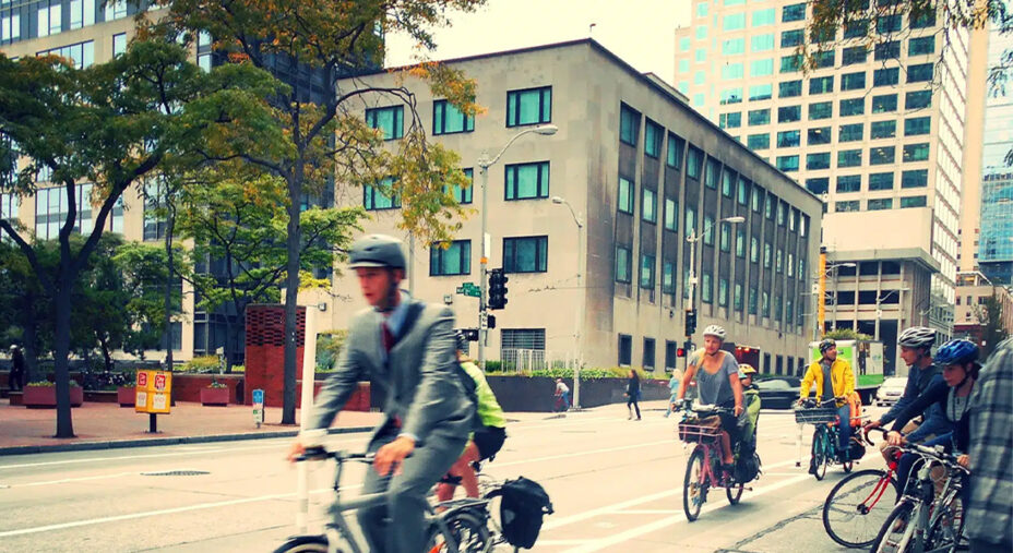 Rendere il casco obbligatorio in città è una battaglia che A.Ri.Bi. combatte da quasi vent'anni...