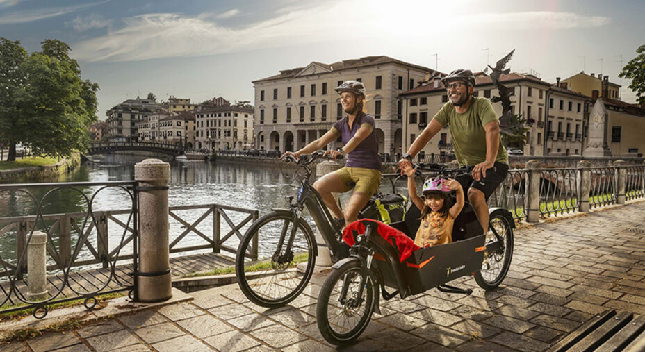 Famiglia lungo la ciclabile del Sile
