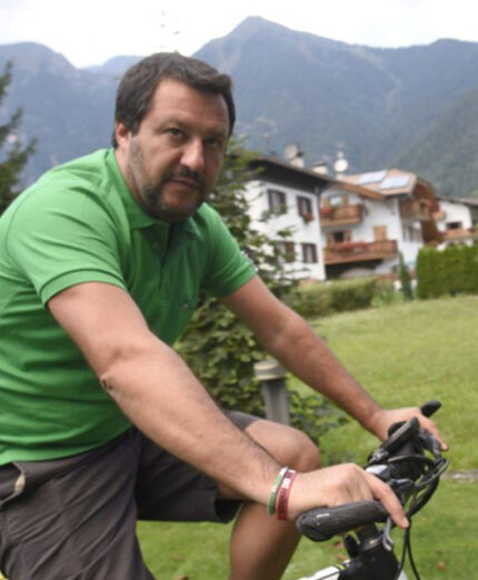 Il Ministro delle Infrastrutture e dei Trasporti Matteo Salvini, spesso sui social in sella alla sua bici