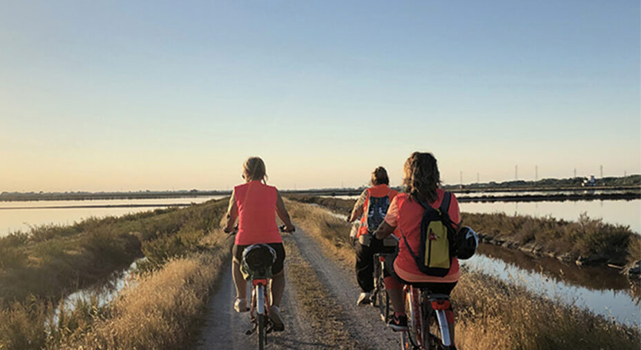 Cervia è un luogo fatto su misura per la bici, sia in città che nei dintorni. Il mezzo ideale per scoprirla