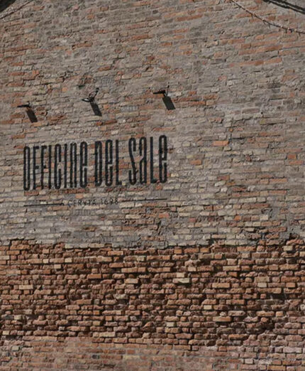 L'economia locale è fortemente legata alla produzione del sale, visto anche come richiamo turistico