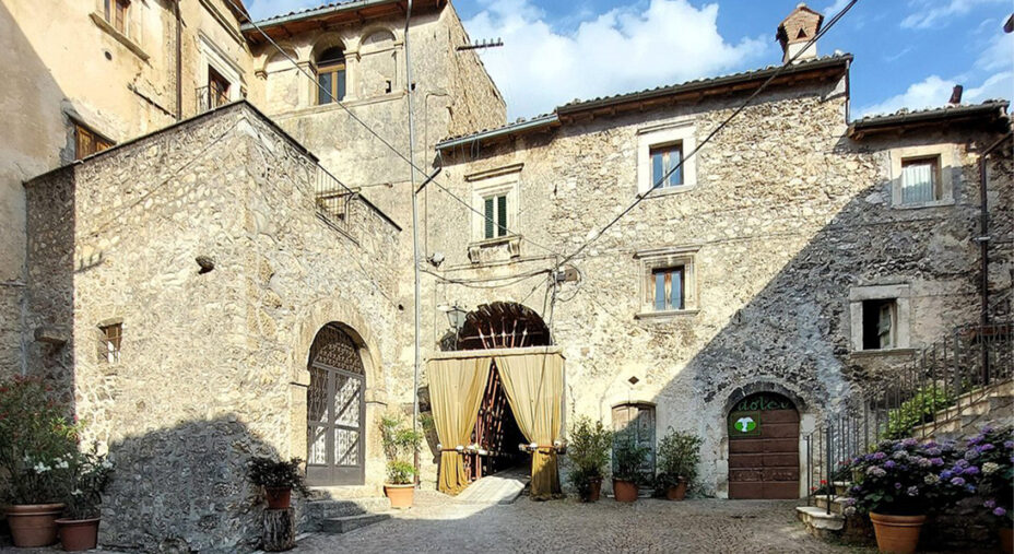Il borgo di Castelvecchio Calvisio, set per The American, film del 2010 con George Clooney