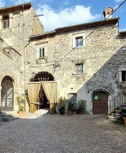 Il borgo di Castelvecchio Calvisio, set per The American, film del 2010 con George Clooney