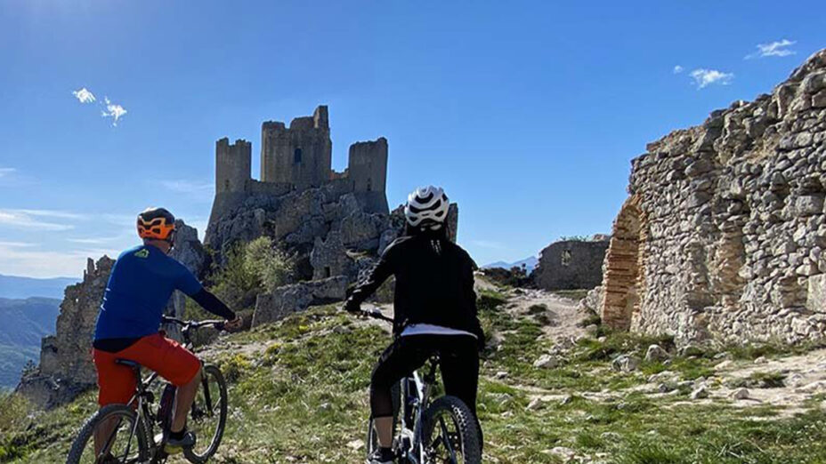 Pedalare sui set del cinema. L’Italia in bici da una prospettiva diversa