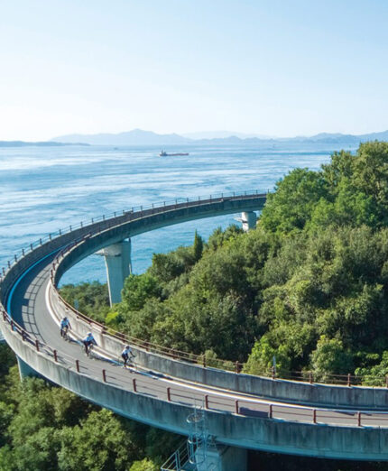 Un colpo d'occhio affascinante per il tracciato sulle vecchie ferrovie da Honshu a Shikoku