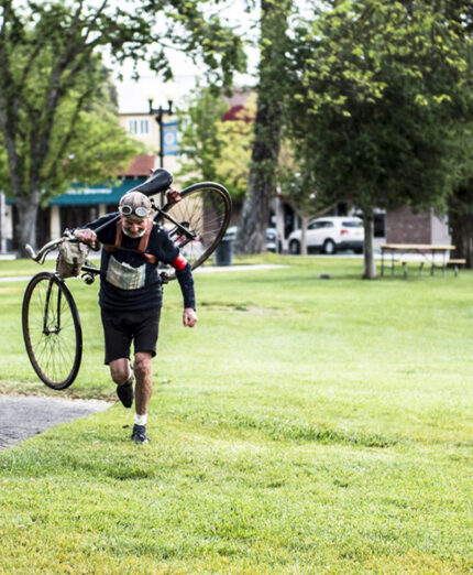 Luciano Berruti con bici in spalla