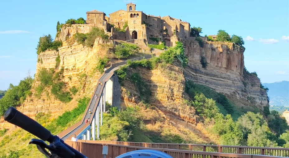 Civita di Bagnoregio, uno dei punti più iconici toccati dalla Ciclovia di Larth