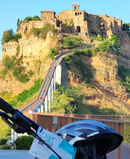 Civita di Bagnoregio, uno dei punti più iconici toccati dalla Ciclovia di Larth