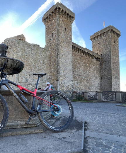 La Rocca dei Monaldeschi a Cervara, uno dei 10 castelli toccati dal percorso