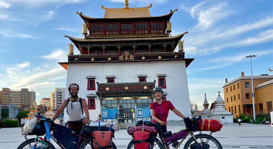 L'arrivo a Ulanbaatar, capitale della Mongolia, termine del viaggio per i due cicloesploratori