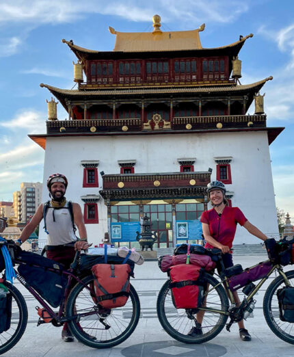 L'arrivo a Ulanbaatar, capitale della Mongolia, termine del viaggio per i due cicloesploratori