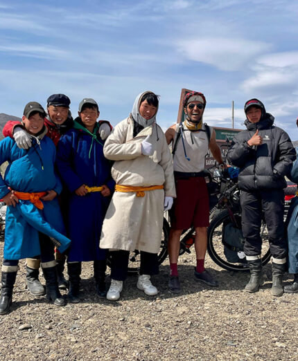I pastori della Mongolia, diffidenti ma poi molto amichevoli anche senza una lingua comune, aiutandosi con Google, gesti e... vodka