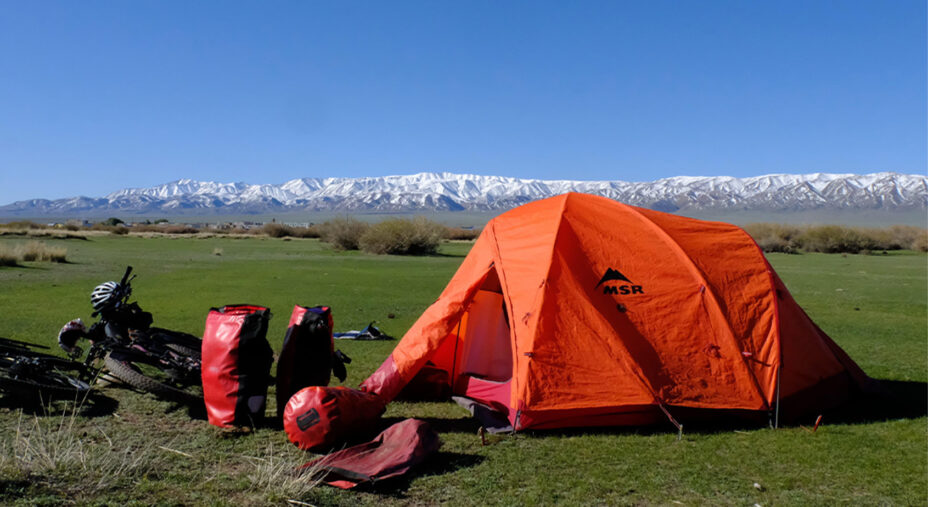 Un viaggio di oltre un anno con tenda e bagagli al seguito, sviluppatosi lungo la strada fino in Mongolia