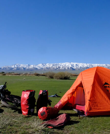 Un viaggio di oltre un anno con tenda e bagagli al seguito, sviluppatosi lungo la strada fino in Mongolia