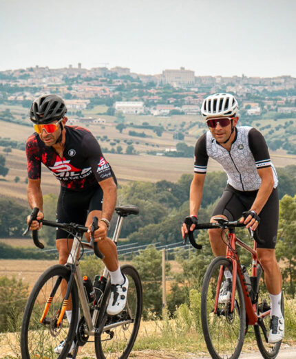 Le colline delle Marche sono uno scrigno di gioielli da scoprire, attraverso lunghe pedalate e piccoli borghi