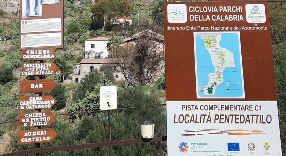 La segnaletica è un elemento di primo piano per l'evoluzione della Ciclovia dei Parchi di Calabria, apprezzata nel mondo