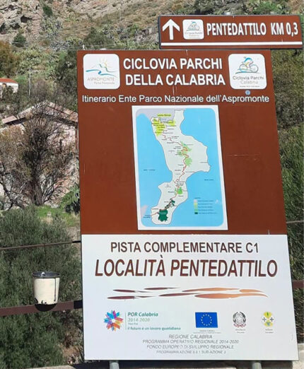 La segnaletica è un elemento di primo piano per l'evoluzione della Ciclovia dei Parchi di Calabria, apprezzata nel mondo