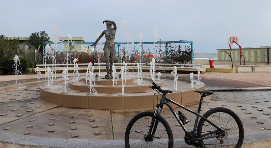 Pescara ha una grande potenzialità cicloturistica. Qui la Fontana della Naiade Dormiente