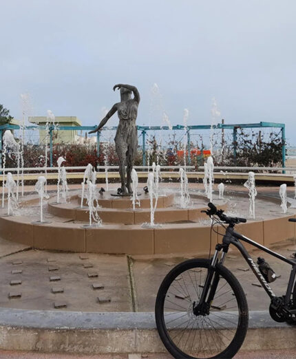 Pescara ha una grande potenzialità cicloturistica. Qui la Fontana della Naiade Dormiente
