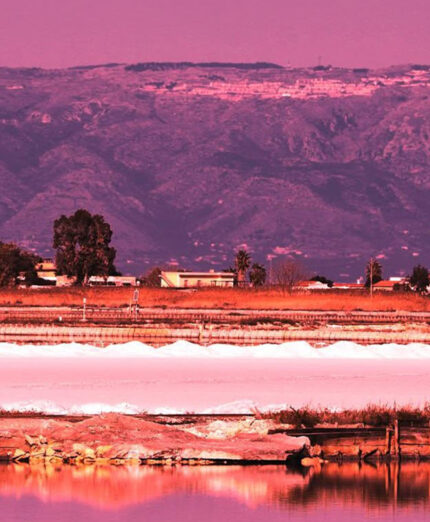 La salina di Puglia si distingue per i continui cambiamenti di colori che l'acqua propone, ma anche il suo paesaggio vario