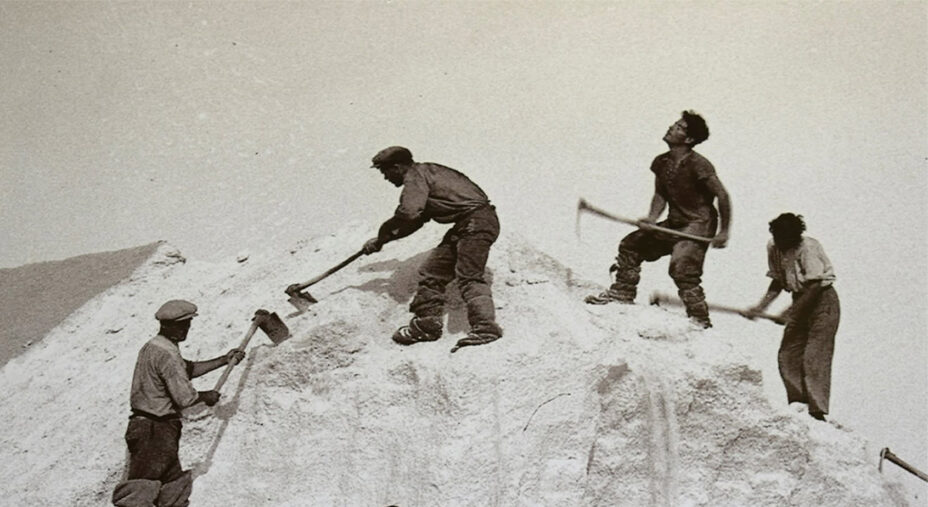 Il duro lavoro dei salinari in Puglia, a Margherita di Savoia, documentato da una foto d'epoca