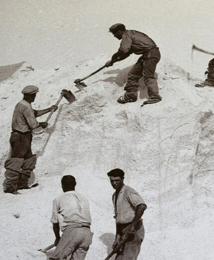Il duro lavoro dei salinari in Puglia, a Margherita di Savoia, documentato da una foto d'epoca