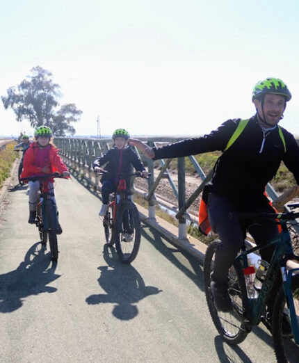 Le saline di Puglia sono una tappa quasi obbligata per una vacanza cicloturistica nella regione, sfruttando la Ciclovia Adriatica