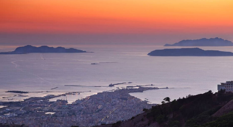 Lo spettacolare scenario delle Egadi (Favignana, Levanto, Marettimo) di fronte a Marsala
