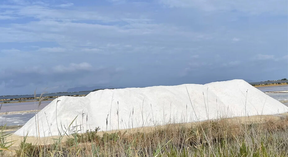 Il caratteristico cumulo di sale che viene spesso coperto da grandi teloni per proteggerlo dal vento