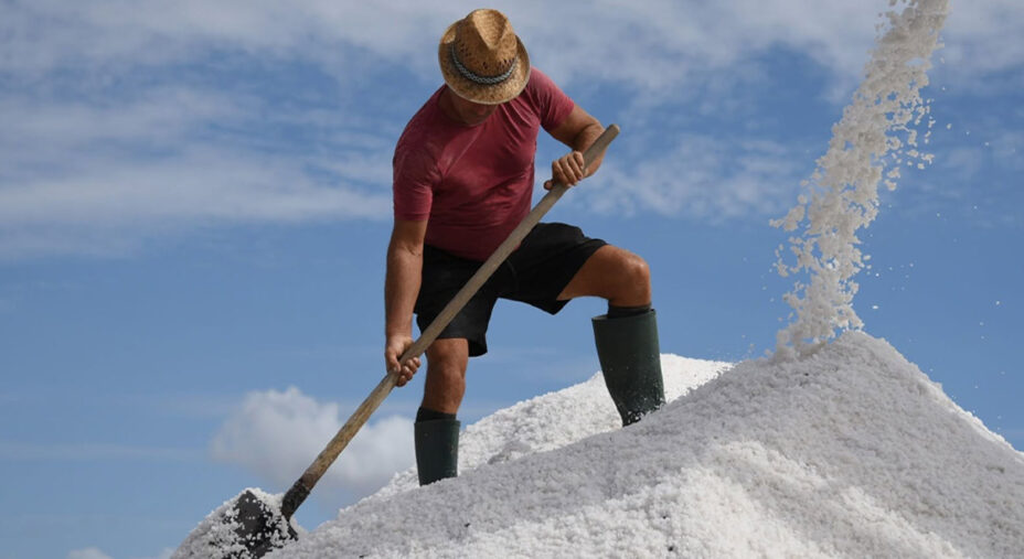 Il lavoro dei salinari di Sicilia è ancora legato ad antiche tradizioni, per estrarne vari tipi