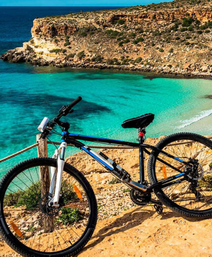 Il percorso fra le saline di Trapani e Marsala misura dai 35 ai 40 chilometri ed è tutto pianeggiante